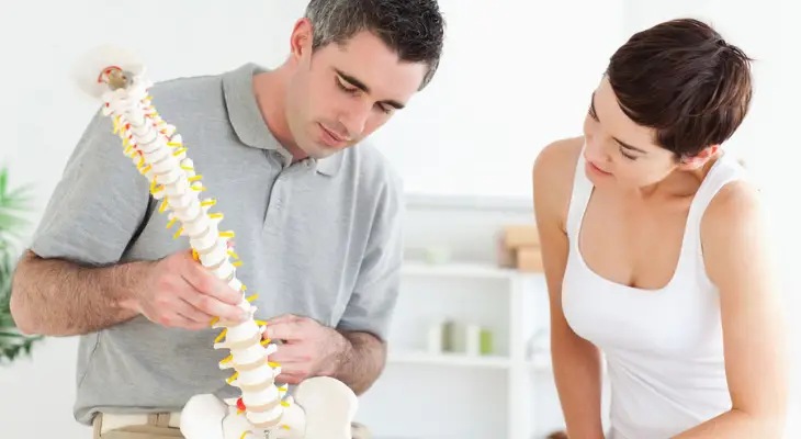 chiropractor-with-patient