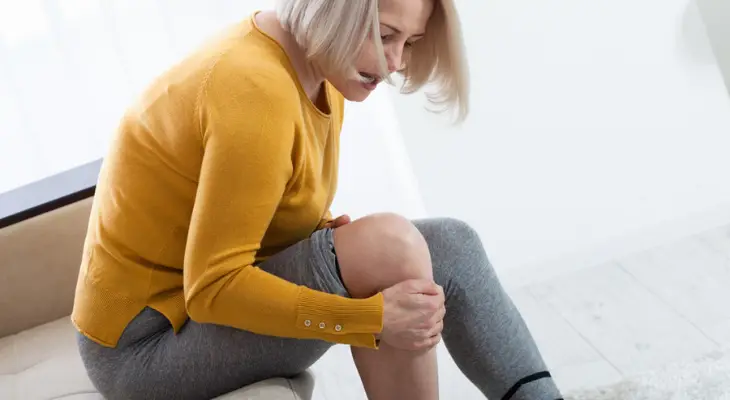 woman-experiencing-pain-in-leg