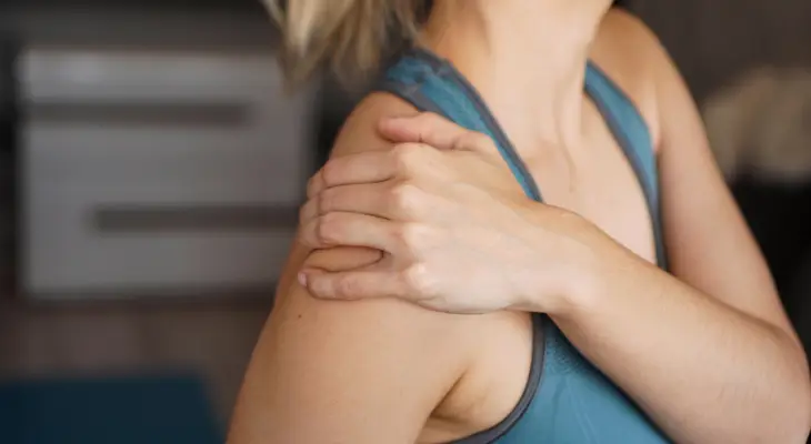 woman-has-shoulder-pain