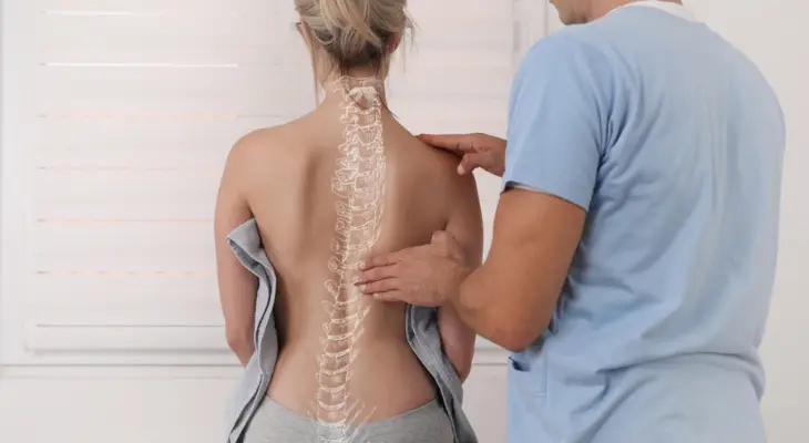 woman-with-scoliosis-gets-treatment-from-her-chiropractor